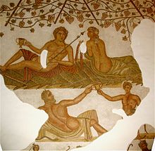 Noces de Dionysos et Ariane : les divinités sont presque dénudées et sous une vigne chargée de fruits.