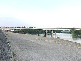 Uitzicht op de snelwegbrug vanaf de rechteroever van de Rhône.