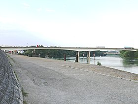 Vista da ponte da rodovia da margem direita do Ródano.