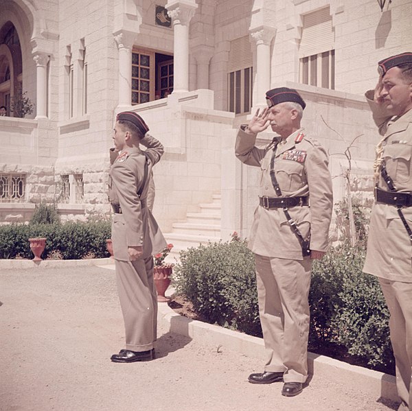 File:Glubb Pasha en koning Hussein bij een parade van de erewacht van het Arab Legion, Bestanddeelnr 255-9821.jpg