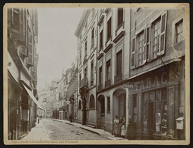 La grande-rue, vue de la rue Espinasse, avant les destructions de la rue Théodore-Ozenne, par Paul Bacard (1908, archives municipales).