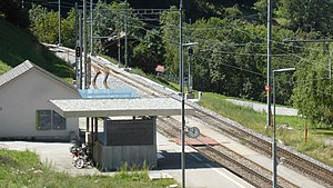 Überdachter Unterstand neben der zweigleisigen Eisenbahnlinie