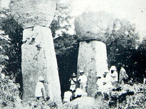 Ruins of Guma Taga on Tinian. The pillars/columns are called latte (pronounced læ'di) stones, a common architectural element of prehistoric structures