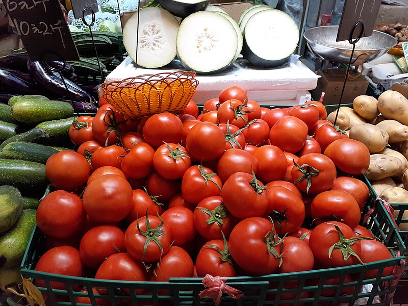 File:HK TKO 將軍澳 Tseung Kwan O 尚德廣場 Sheung Tak Estate Shopping Centre wet indoor market SPOT Mart vegetable stall May 2021 SS2 11.jpg