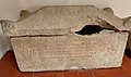 Sarcophag ( 3.Jhdt ), gestiftet von Claudius Reticus, pensionierter soldat der 3. Italischen Legion, found near Arnulfsplatz in Regensburg, für Frau und Kinder.