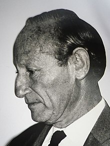 Photographie en noir et blanc du visage d'un homme de profil.
