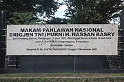 Bahasa Indonesia: Papan nama di Makam Brigjend H. Hassan Basry, salah satu Pahlawan Nasional dari Kalimantan Selatan English: A facia at Hassan Basry's tomb, one of the National Heroes from South Kalimantan Banjar: Papan nama di Kuburan Brigjend H. Hassan Basry, pahlawan matan Kalimantan Salatan