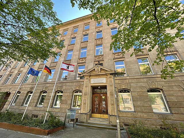Das Foto zeigt die Gebäudefront der Hauptverwaltung der BG BAU in Berlin.