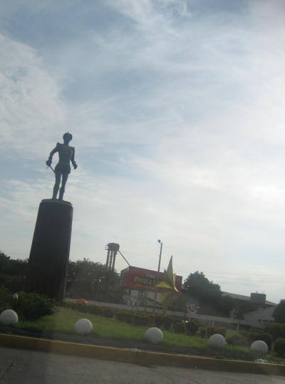 Statue honoring Hernando de Santana in Valledupar, Colombia Hernandodesantana.png