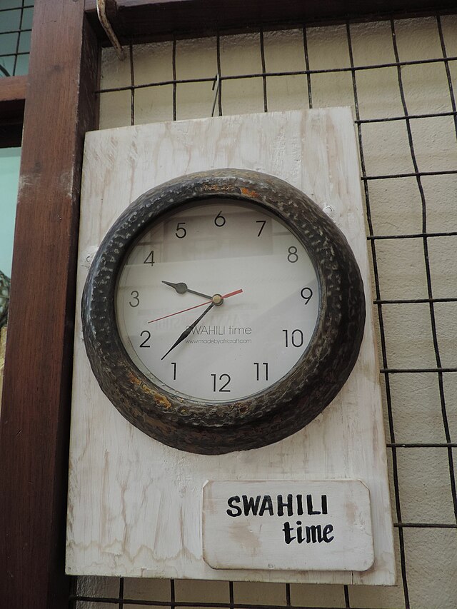 Horloge donnant l'heure swahilie (Tanzanie 2018).
