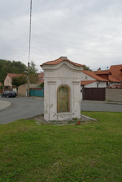 File:Hořín, výklenková kaplička Nejsvětější Torojice na návsi 1.JPG