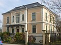 Villa mit Garten und Einfriedung