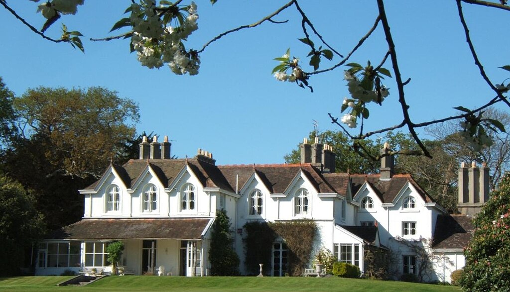 Small picture of Hollybank House courtesy of Wikimedia Commons contributors