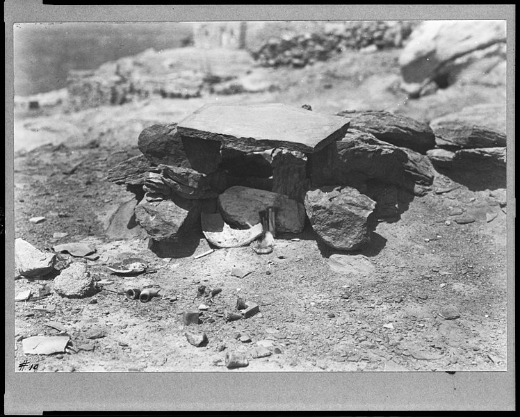 File:Hopi Indian's grave, Mishongnovi, Arizona LCCN2002716419.jpg