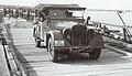 Traversée d'un pont en Estonie par une Horch 901.