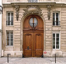 The door of the Hôtel de Marsilly, with two corbels and a cartouche above it, all of them being rococo