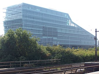 Het gebouw gezien vanaf metrostation Amstelveenseweg