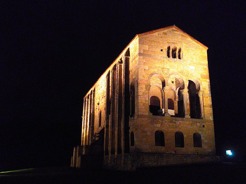 File:Iglesia de Santa María del Naranco, vista nocturna2.jpg