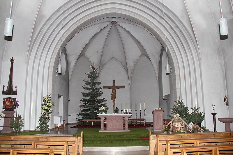 File:Innenansicht der Kirche St. Josef in Ostwig.JPG