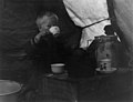 Interiør med Josef Henrik Perssen Buljo ved fokostbordet. Riverbukta 1952 - Norsk folkemuseum - NF.05081-038.jpg