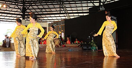 Jaipongan dance performance accompanied by Sundanese degung mixed with modern instruments.