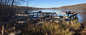 Boat Launch.jpg-da Jeyms Gudvin shtatidagi o'rmon qarag'ay akrlari ko'lini kuzatish maydonchasi