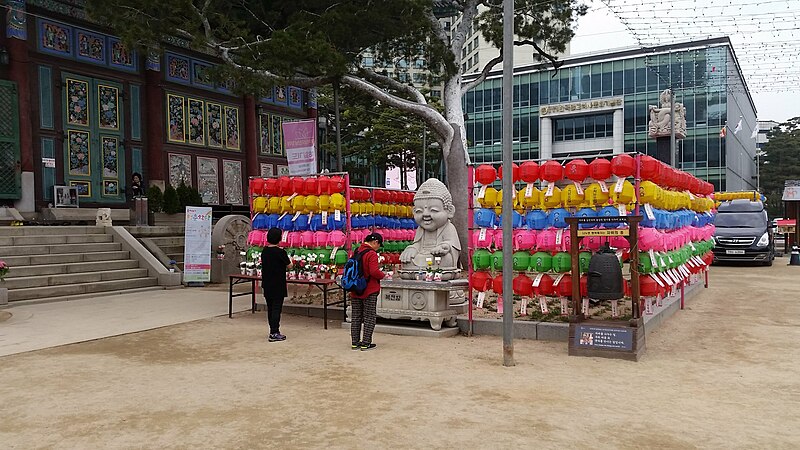 File:Jogyesa estatua budista.jpg