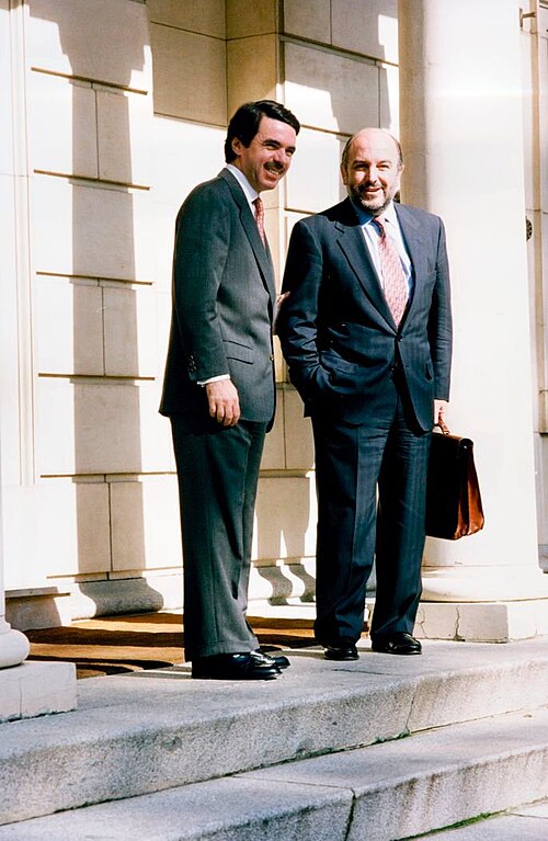 Almunia received by PM José María Aznar in 1997 at La Moncloa.