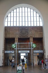 Mittelausgang in der Bahnsteighalle mit dem Wappenschild des ehemaligen Königstors