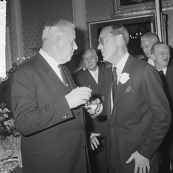 File:KNVB op Paleis Soestdijk ontvangen, sir Stanley Rous in gesprek met prins Bernhard, Bestanddeelnr 917-2287.jpg