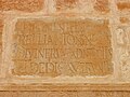 Gros plan sur l'inscription latine (datant de l'époque des Sévères) d'une des pierres remployées à la base du minaret.