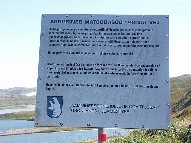 Sign in Greenlandic and Danish