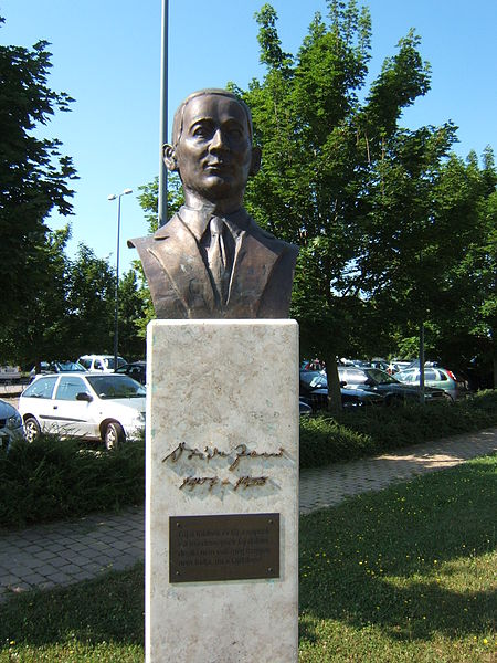 File:Kaposvár, Dsida Jenő szobra.JPG