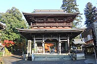 南東山麓にある華厳寺の仁王門