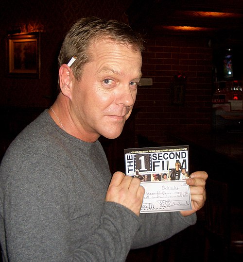 Sutherland holding his cheque for The 1 Second Film, 2006