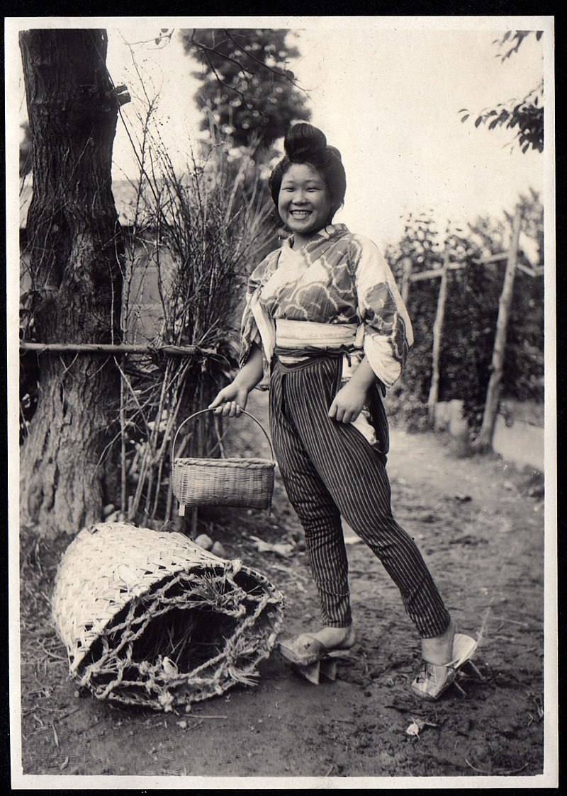 ファイル:Kimono Woman with Monpe & Basket in Japan (1915 by