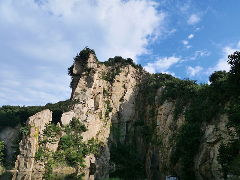 File:Kitagishima Quarry lakes 03 3.jpg