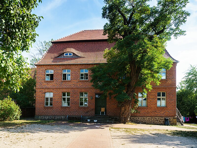 File:Kloeden Pfarrhaus.jpg