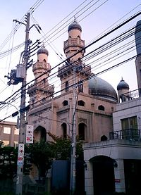 مسجد كوبيه محاطا بالاسلاك الكهربائيه وضع التحفة المعمارية بشكل سيء