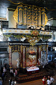 Altaret med preikestol, orgel og ei av lysekronene. Foto: Mahlum