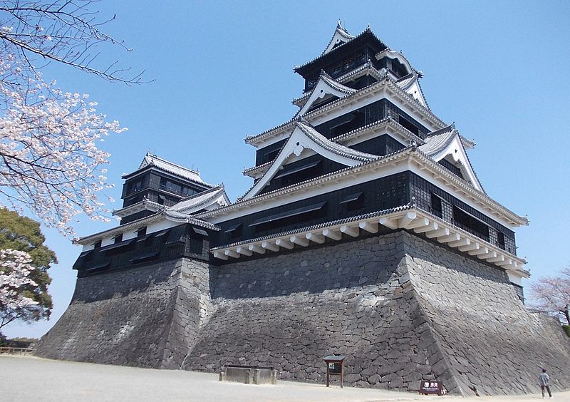 File:Kumamoto Castle 31 March 2011 02.jpg