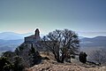 Église au sommet de la colline.