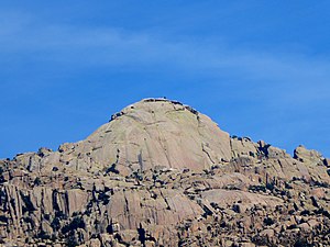 Cara sur del risco del Yelmo[2]​ (1717 m), uno de los más importantes de La Pedriza. Esta cara suele estar muy transitada por escaladores.