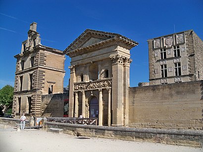 Comment aller à Château De La Tour-D'Aigues en transport en commun - A propos de cet endroit