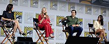 Thumbnail for File:Lauren Schmidt Hissrich, Freya Allan, Henry Cavill &amp; Anya Chalotra (cropped).jpg