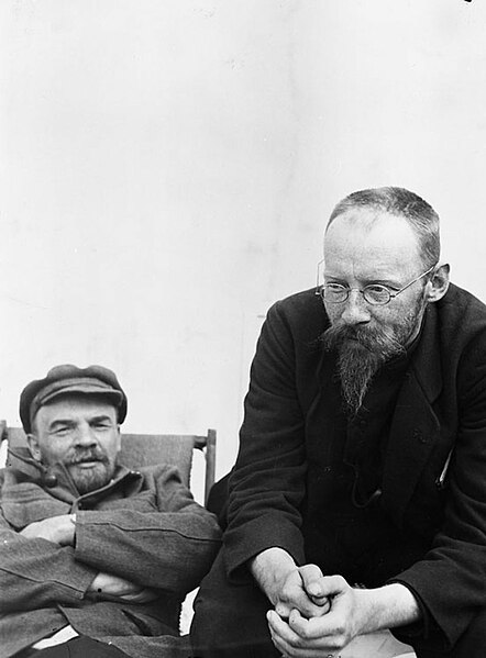 File:Lenin and Pyatakov 1922.jpg