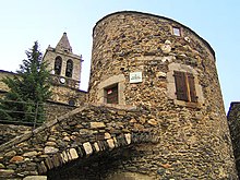 Vue d’une tour fortifiée avec un escalier d’accès extérieur.