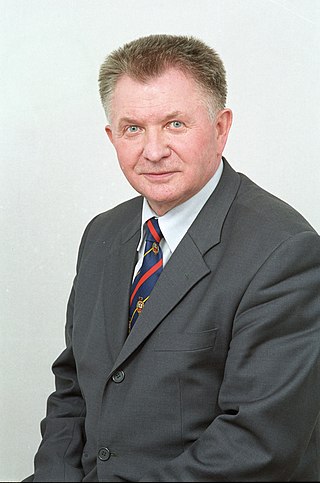 <span class="mw-page-title-main">Longin Pastusiak</span> Polish politician and historian