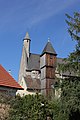 Deutsch: Schlauchturm der alten Feuerwehr im Pilgramhaus, daneben Turm der Spitalskirche in Mödling