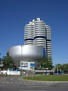 München - BMW-Hauptverwaltung mit BMW-Museum.jpg